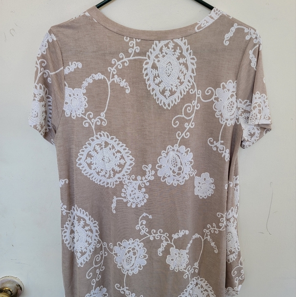 NWT HoneyMe mocha and white vneck size M - Picture 6 of 6